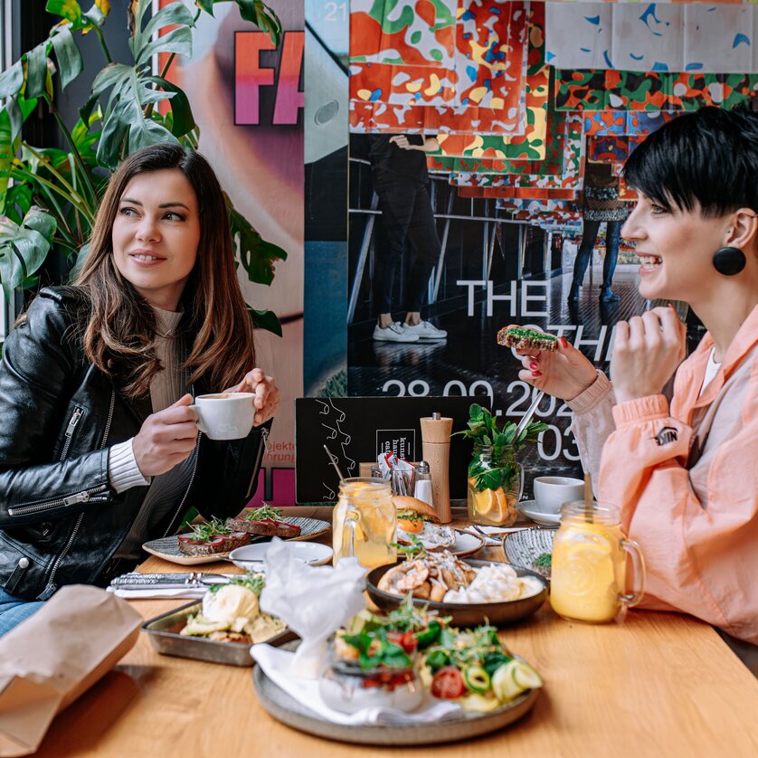 Zwei Frauen im Kunsthauscafé in Graz beim Essen und Trinken. | © 5komma5sinne - Rene Strasser Fotografie 