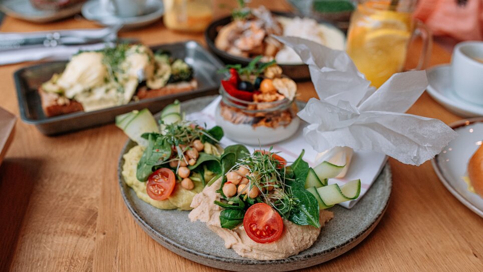 Cibo delizioso al Kunsthauscafé di Graz, con insalata e hummus. | © 5komma5sinne - Rene Strasser Fotografie 