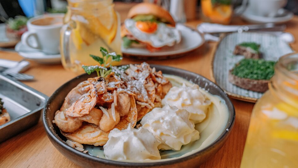 Colazione deliziosa al Kunsthauscafé di Graz con pancake e panna. | © 5komma5sinne - Rene Strasser Fotografie 