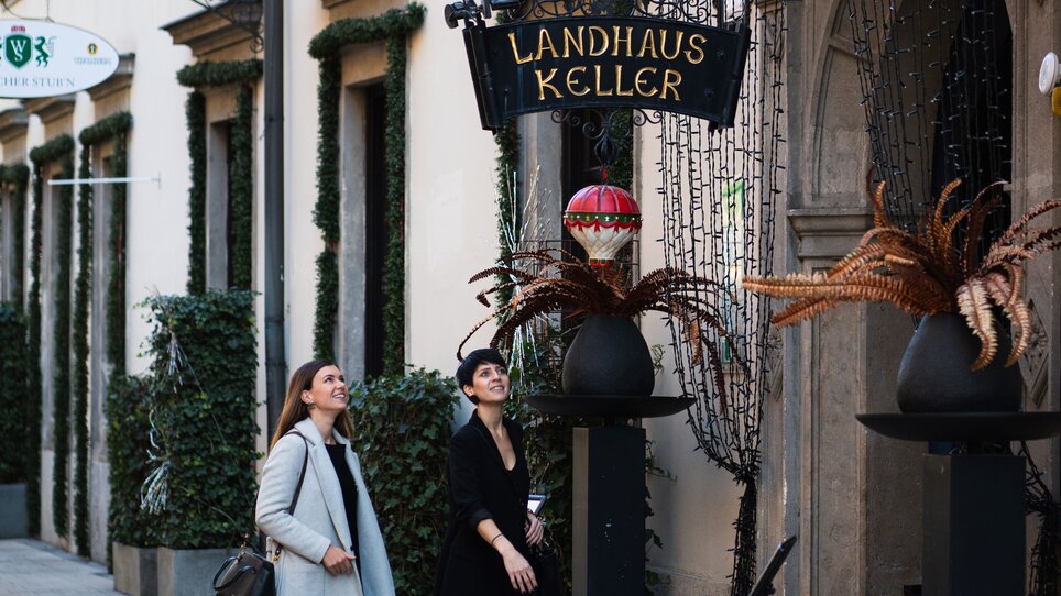 Two women are standing in front of Landhauskeller in Graz. | © 5komma5sinne