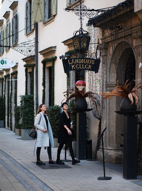 Zwei Frauen stehen vor dem Landhauskeller in Graz. | © 5komma5sinne