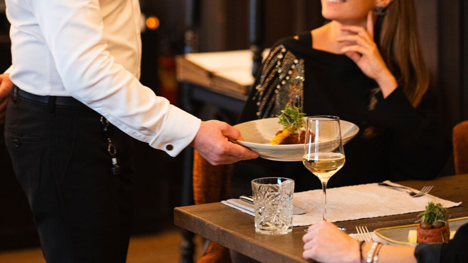 A waiter serves a dish at Landhauskeller in Graz. | © 5komma5sinne