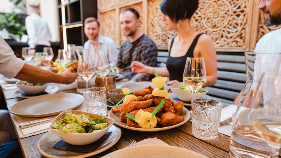 Gesellige Runde mit köstlichem Essen im Landhauskeller in Graz. | © 5komma5sinne - MotionAds