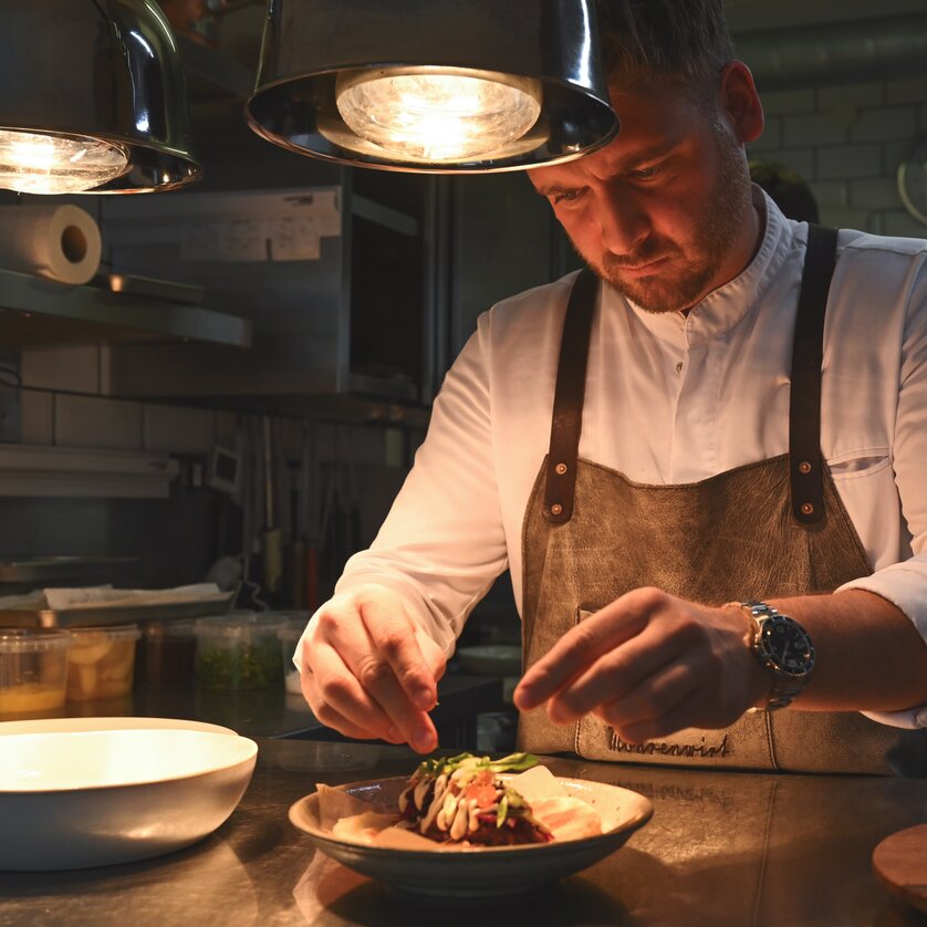 Mohrenwirt I Graz | © 5komma5sinne - Rene Strasser Fotografie Ein Koch verfeinert eine Speise im Restaurant Mohrenwirt in Graz. | © 5komma5sinne - Rene Strasser Fotografie