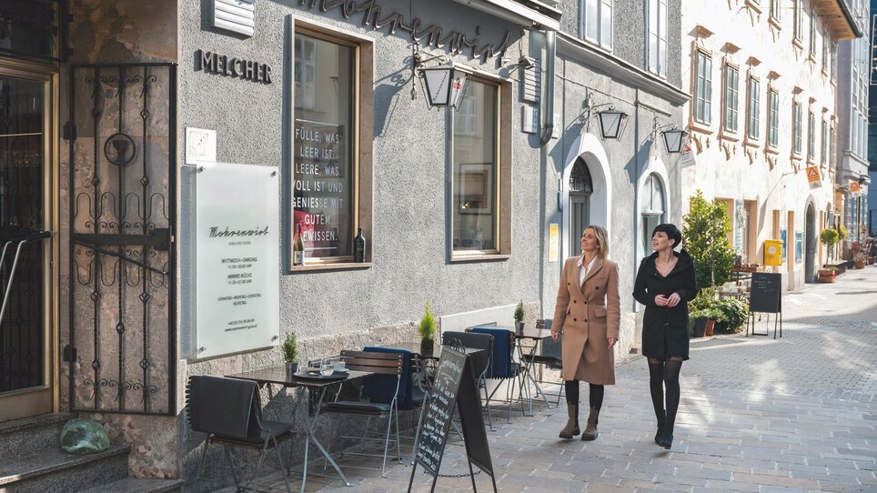 Two women walking past Mohrenwirt in Graz. | © 5komma5sinne - Rene Strasser Fotografie 