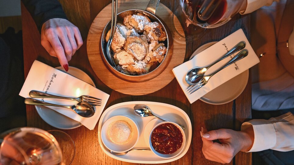 View of dessert and drinks at Mohrenwirt in Graz. | © 5komma5sinne - Rene Strasser Fotografie 