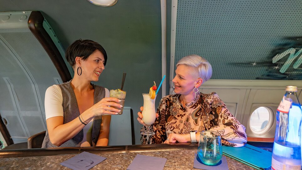 Two women toast at the NOVA-AIR bar in Graz. | © 5komma5sinne - Rene Strasser Fotografie