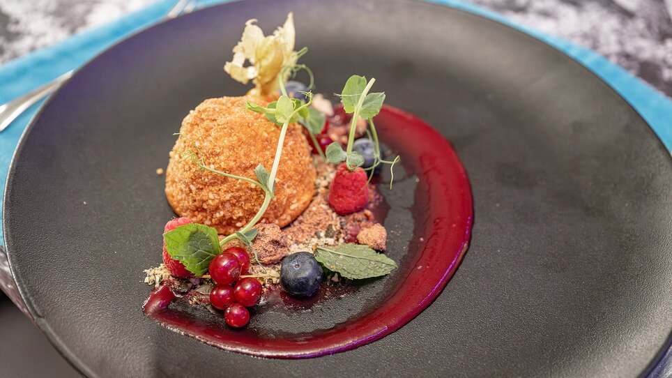 A fine dessert with berries, and sauce presented on an elegant plate. | © 5komma5sinne - Rene Strasser Fotografie