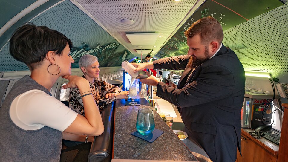 NOVA-AIR in Graz: Bartender mixes drink for guests in a stylish atmosphere. | © 5komma5sinne - Rene Strasser Fotografie