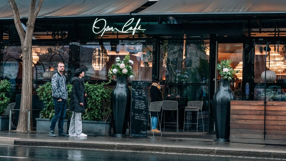 Two people stand in front of the Operncafé in Graz, located in the city center. | © 5komma5sinne - Rene Strasser Fotografie 