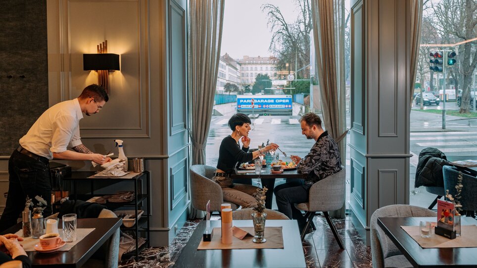 Cozy atmosphere at the Operncafé in Graz with guests and staff. | © 5komma5sinne - Rene Strasser Fotografie 