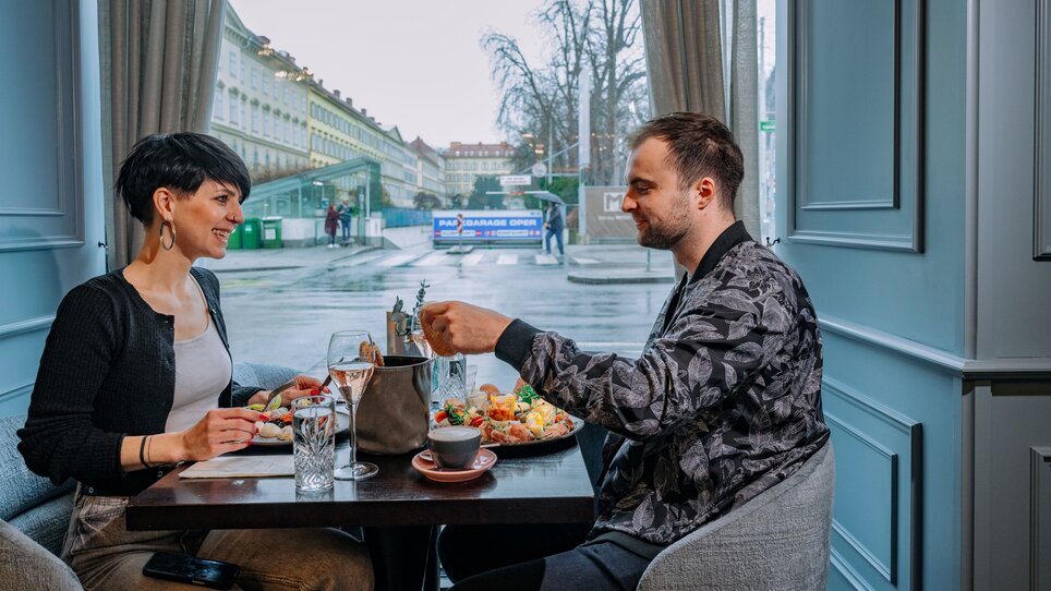 Couple enjoying breakfast at Operncafé in Graz with city view. | © 5komma5sinne - Rene Strasser Fotografie 