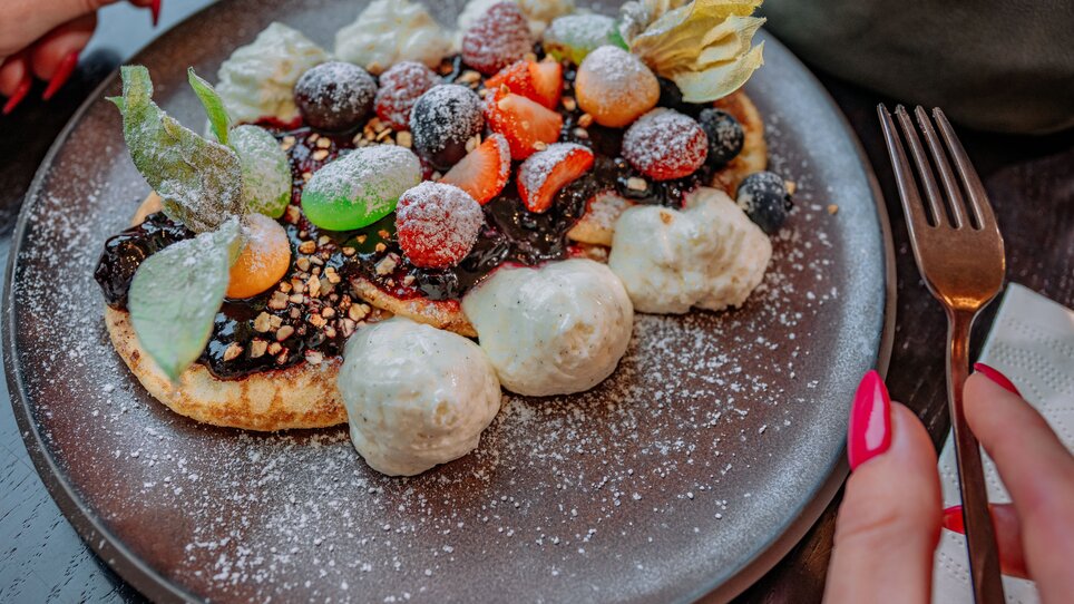 A delicious dessert with fruits and cream at Operncafé in Graz. | © 5komma5sinne - Rene Strasser Fotografie 
