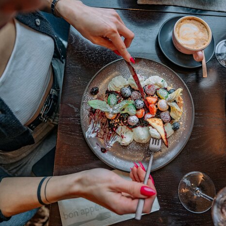 A person enjoying an artistic breakfast at Operncafé in Graz. | © 5komma5sinne - Rene Strasser Fotografie 