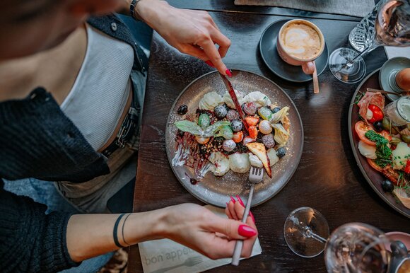 A person enjoying an artistic breakfast at Operncafé in Graz. | © 5komma5sinne - Rene Strasser Fotografie 