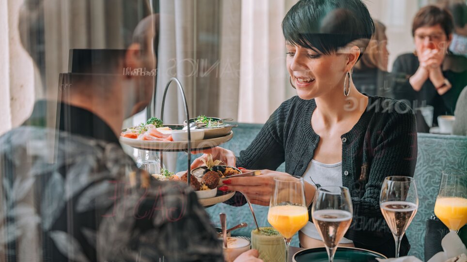 Zwei Personen genießen Speisen und Getränke im Café Promenade in Graz. | © 5komma5sinne - Rene Strasser Fotografie 
