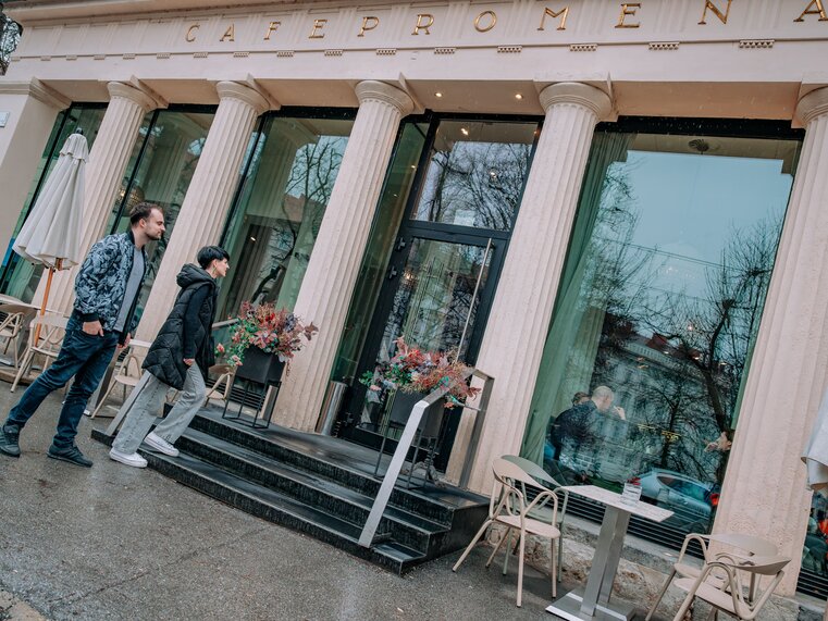 Zwei Personen gehen am Café Promenade in Graz vorbei. | © 5komma5sinne - Rene Strasser Fotografie 