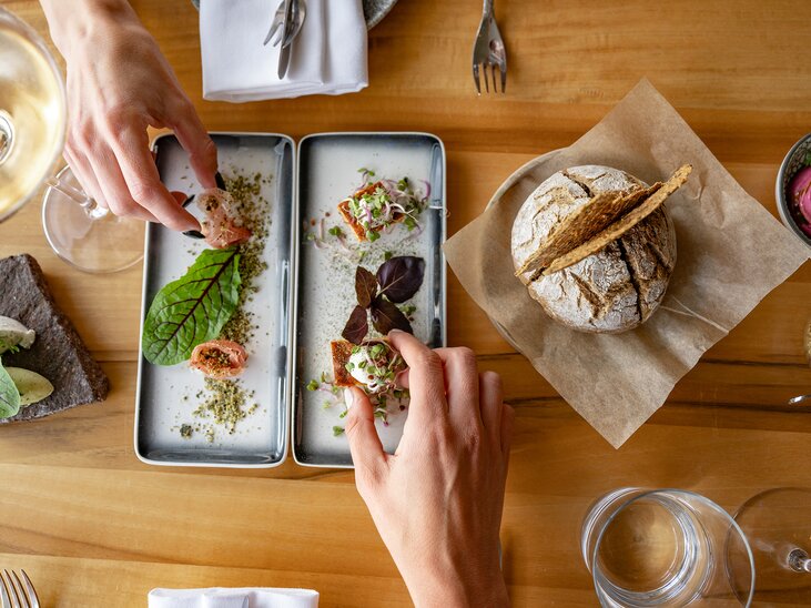 Gourmet dishes at the Schlossberg Restaurant in Graz, elegantly presented. | © 5komma5sinne - Rene Strasser Fotografie 
