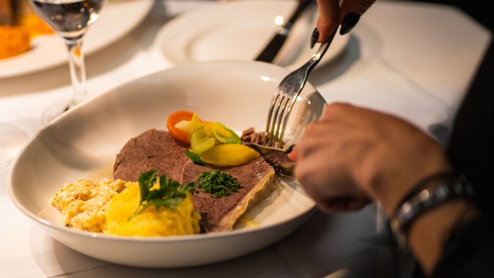 A dish at Gasthaus Stainzerbauer in Graz featuring tender meat and sides. | © 5komma5sinne