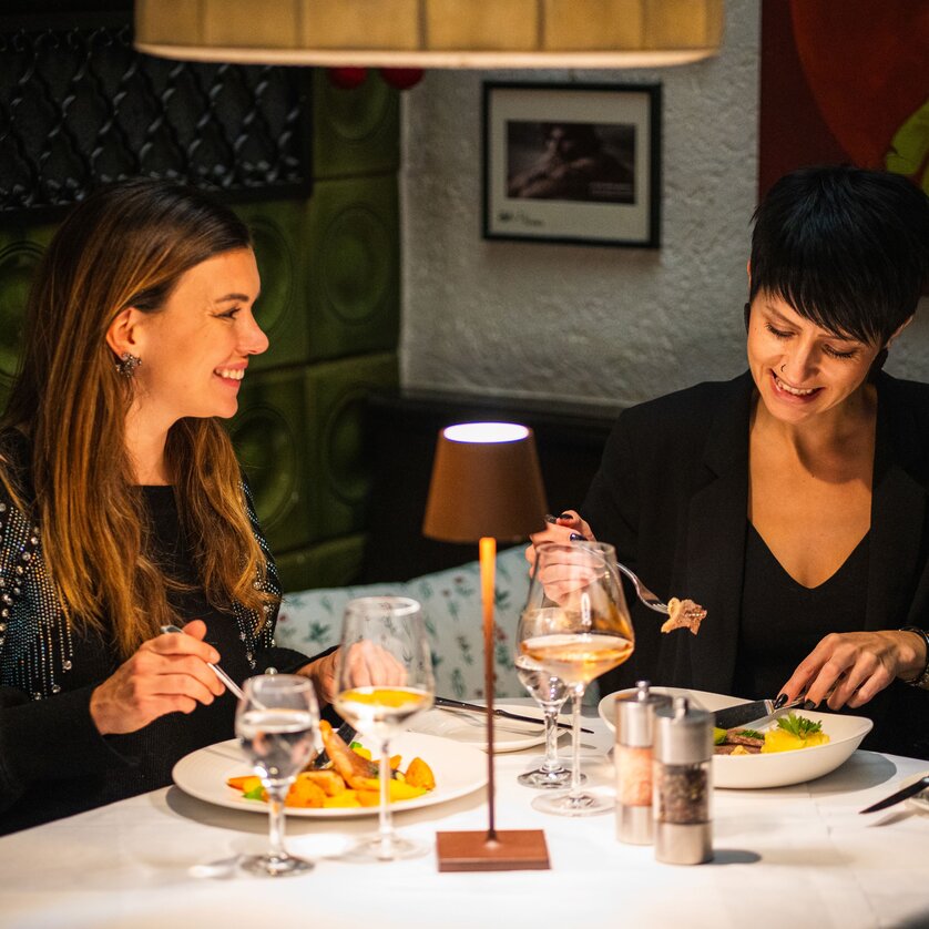 Gasthaus Stainzerbauer in Graz | © 5komma5sinne Zwei Frauen genießen ein Abendessen im Gasthaus Stainzerbauer in Graz. | © 5komma5sinne