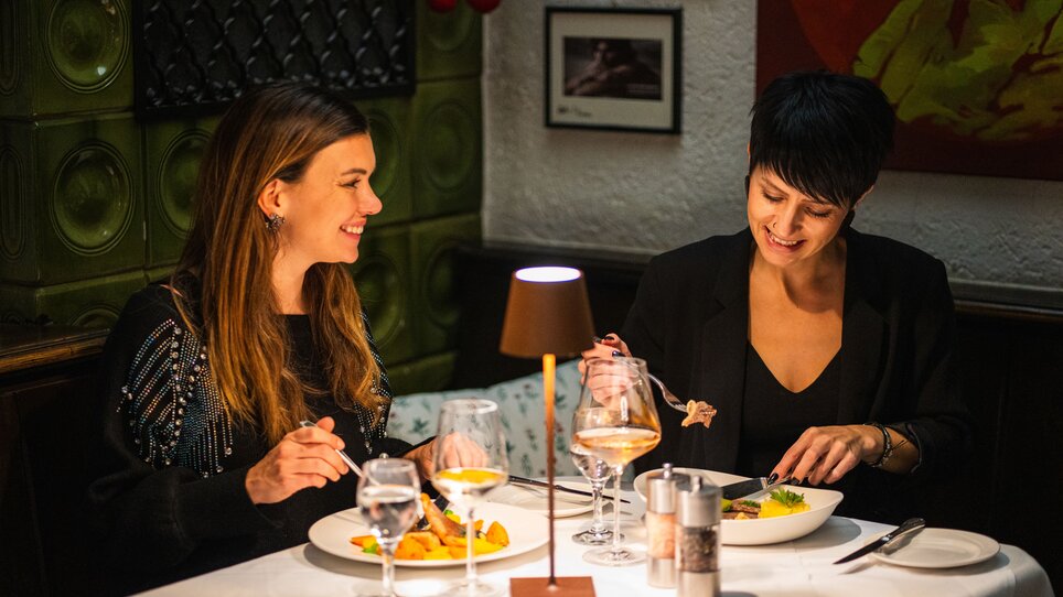 Two women enjoying dinner at Gasthaus Stainzerbauer in Graz. | © 5komma5sinne