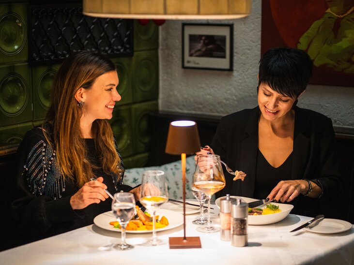 Two women enjoying dinner at Gasthaus Stainzerbauer in Graz. | © 5komma5sinne