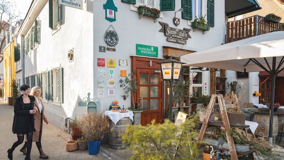 Zwei Frauen spazieren am Restaurant "Zur Steirerstub'n" in Graz vorbei. | © 5komma5sinne - Rene Strasser Fotografie 