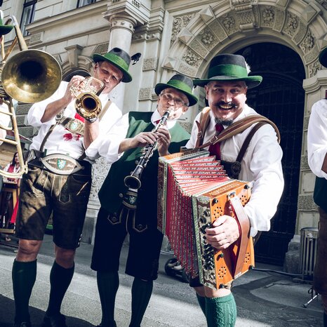 Musikanten in traditionellen Trachten beim Spielen in Graz. | © Ivents Kulturagentur