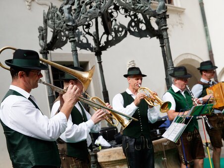 Musicians in traditional clothing performing at an event in Graz. | © Ivents Kulturagentur