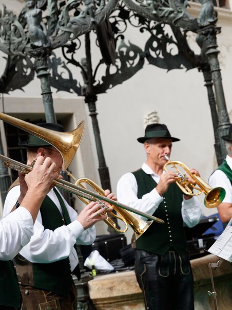 Musiker in traditioneller Kleidung spielen auf einer Veranstaltung in Graz. | © Ivents Kulturagentur