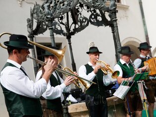 Musiker in traditioneller Kleidung spielen auf einer Veranstaltung in Graz. | © Ivents Kulturagentur