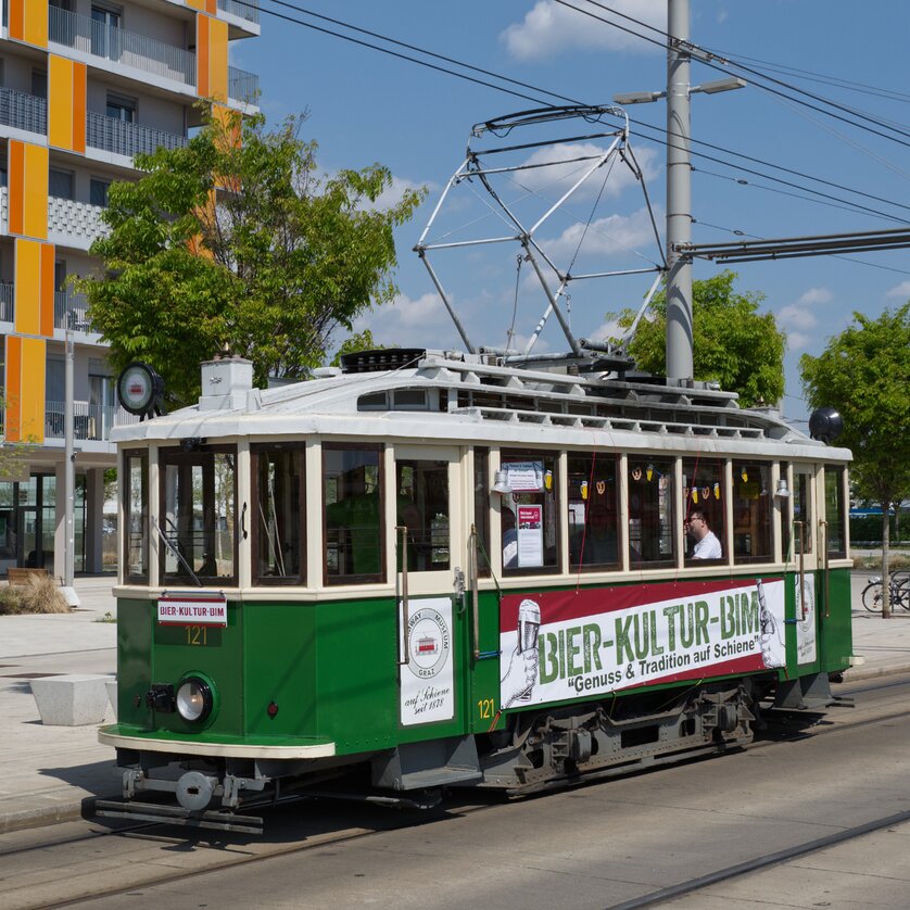 Un tram verde con insegna 'Bier-Kultur-Bim' a Graz. | © Tramway Museum Graz