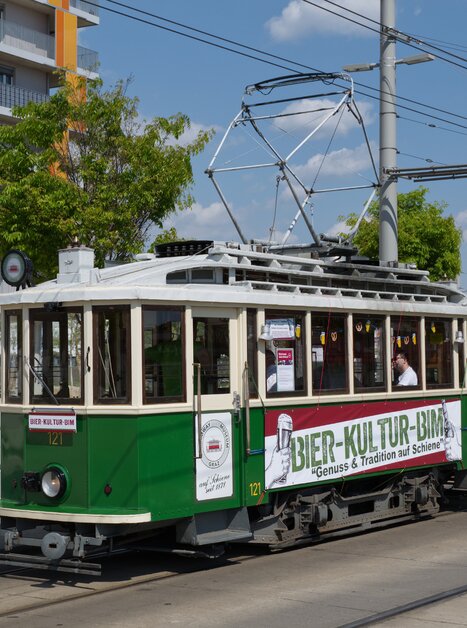 Un tram verde con insegna 'Bier-Kultur-Bim' a Graz. | © Tramway Museum Graz