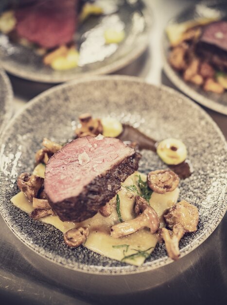 Gourmet dishes arranged artistically on plates. | © ROLLING PIN