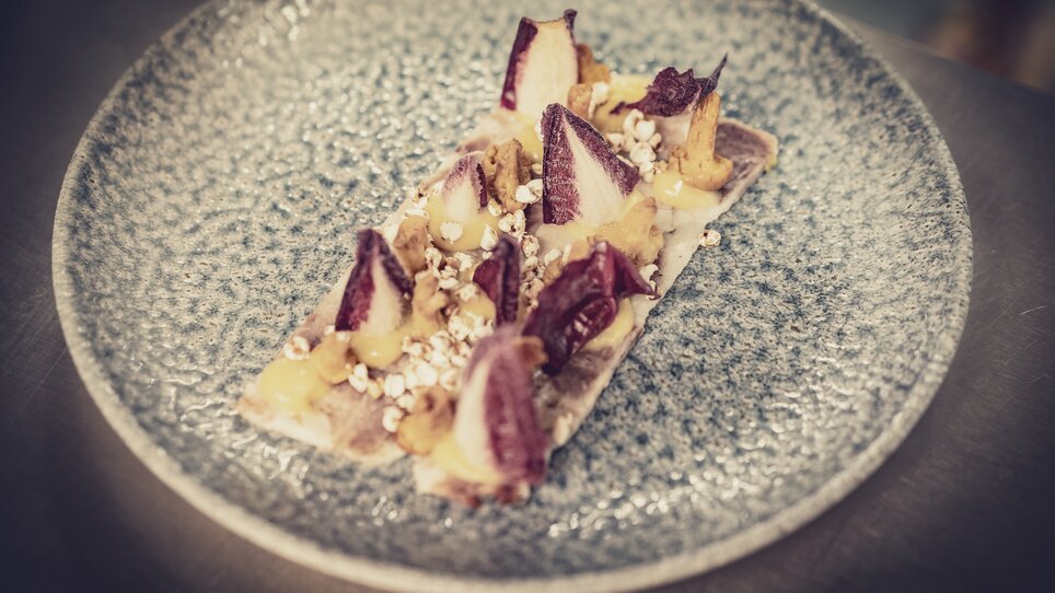 Un piatto artisticamente disposto con vari ingredienti. | © ROLLING PIN