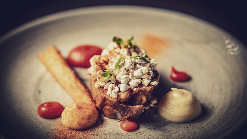 Piatto creativo con popcorn, salse e contorni. | © ROLLING PIN