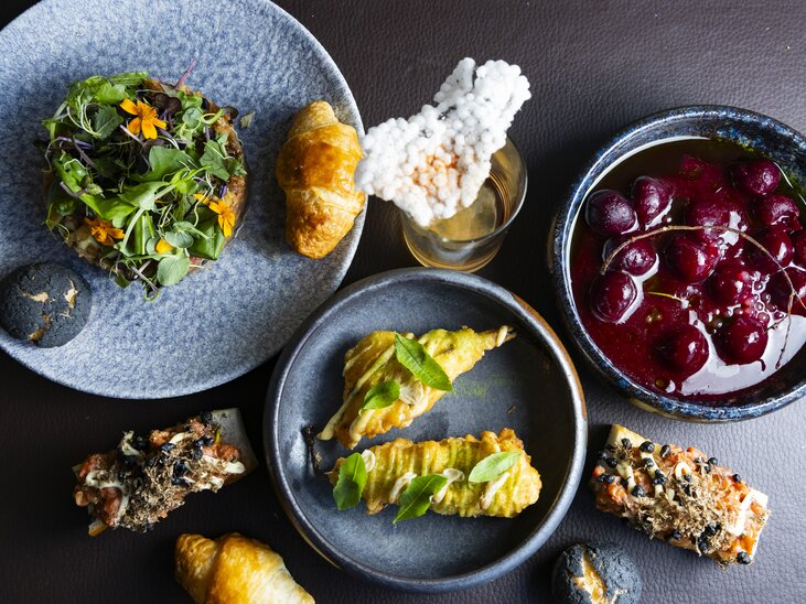 Varied dishes on a plate at a food festival. | © Graztourismus - Werner Krug