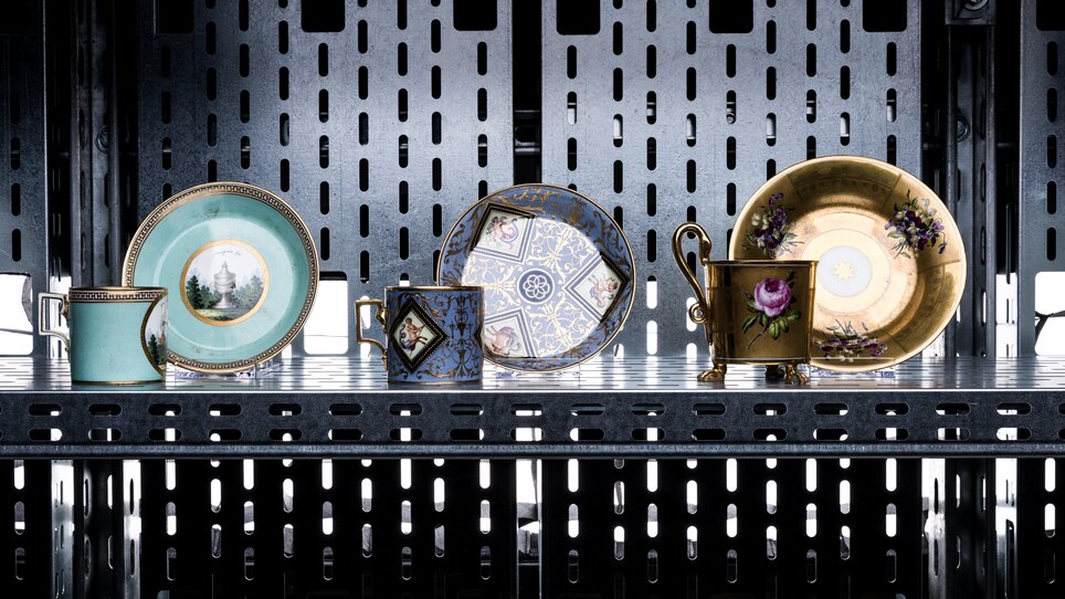 Bunte Geschirrstücke auf einem Regal im Museum. | © MOMA