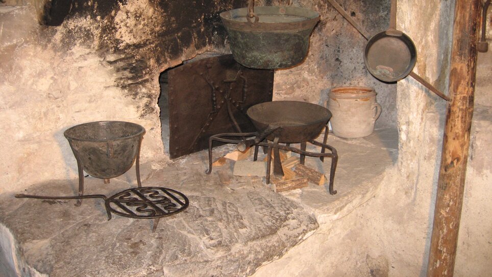 Historische Töpfe und Pfannen in einem alten Küchenbereich. | © Volkskundemuseum