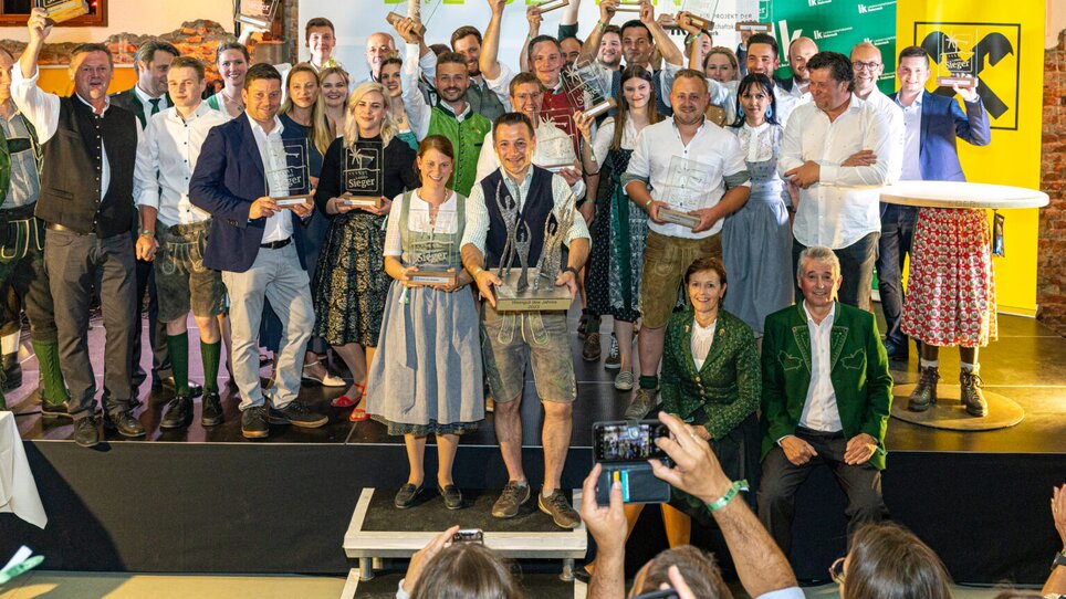 Group photo of participants at the Junker wine tasting with trophies | © LK - Fotokuchl