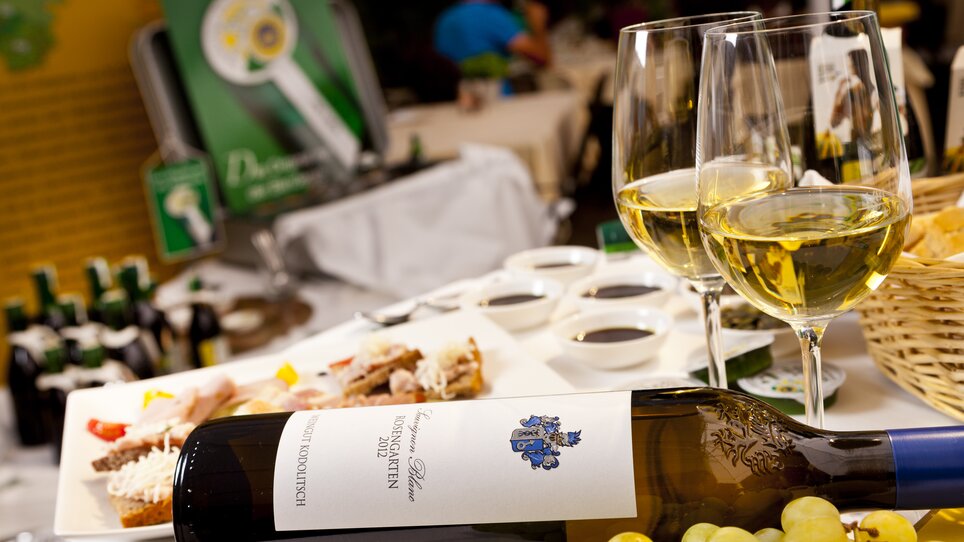 Weißwein, Kernöl und Brot bei einer Kernöl-Verkostung in Graz. | © Graz Tourismus - Werner Krug