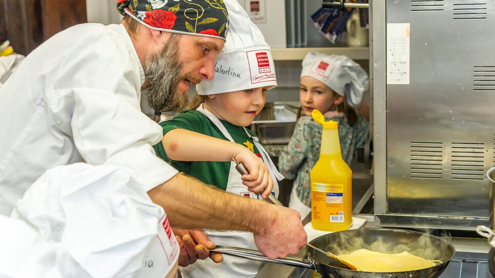 Ein Kochkurs für Kinder in Graz, bei dem sie lernen, gemeinsam zu kochen. | © Graz Tourismus - Paul Stajan