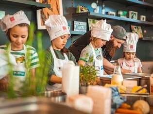 Kinder lernen beim Kochkurs unter Anleitung zu kochen. | © KHC - Bernhard Schindler
