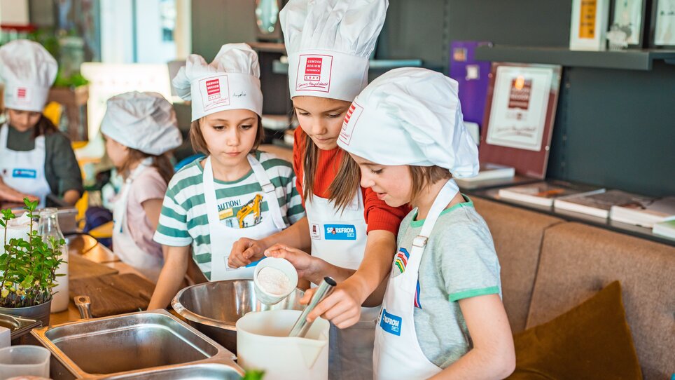 Kinder kochen gemeinsam bei einem Kochkurs. | © KHC - Bernhard Schindler