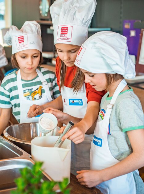 Kinder kochen gemeinsam bei einem Kochkurs. | © KHC - Bernhard Schindler