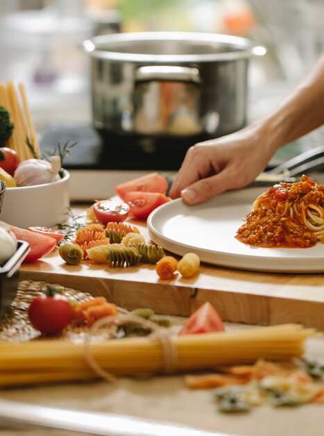 Ein Teller mit Pasta und Sauce wird in einer modernen Küche serviert. | © pixabay