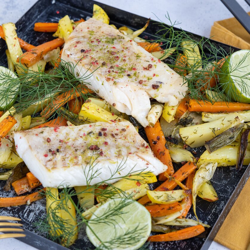 Zwei Fischfilets auf einem Gemüsebett mit Limette und Dill. | © pixabay