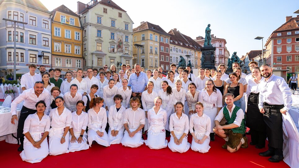 Gruppenfoto von Servierpersonal in Graz auf rotem Teppich. | © Graz Tourismus - Harry Schiffer