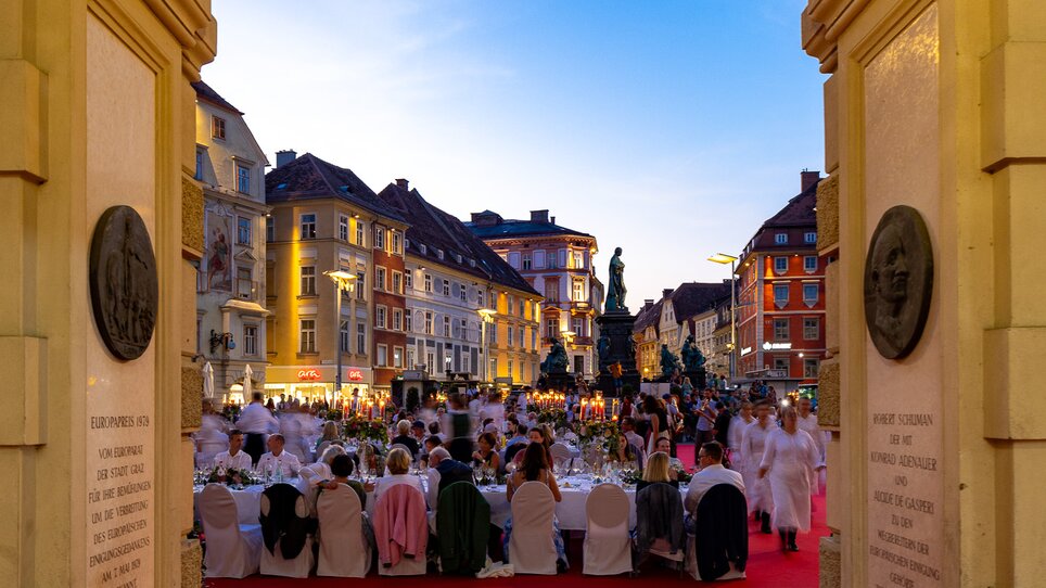 Blick auf die Lange Tafel in Graz mit Gästen und festlicher Atmosphäre. | © Graz Tourismus - Harry Schiffer