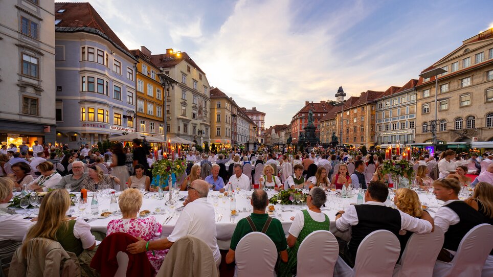 Eine festliche Tafel mit vielen Gästen auf dem Grazer Hauptplatz. | © Graz Tourismus - Harry Schiffer